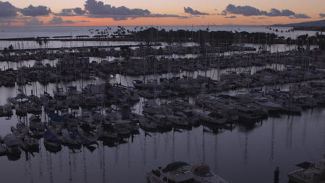 Boats-docked-in-Oahu,-Hawaii-at-sunset