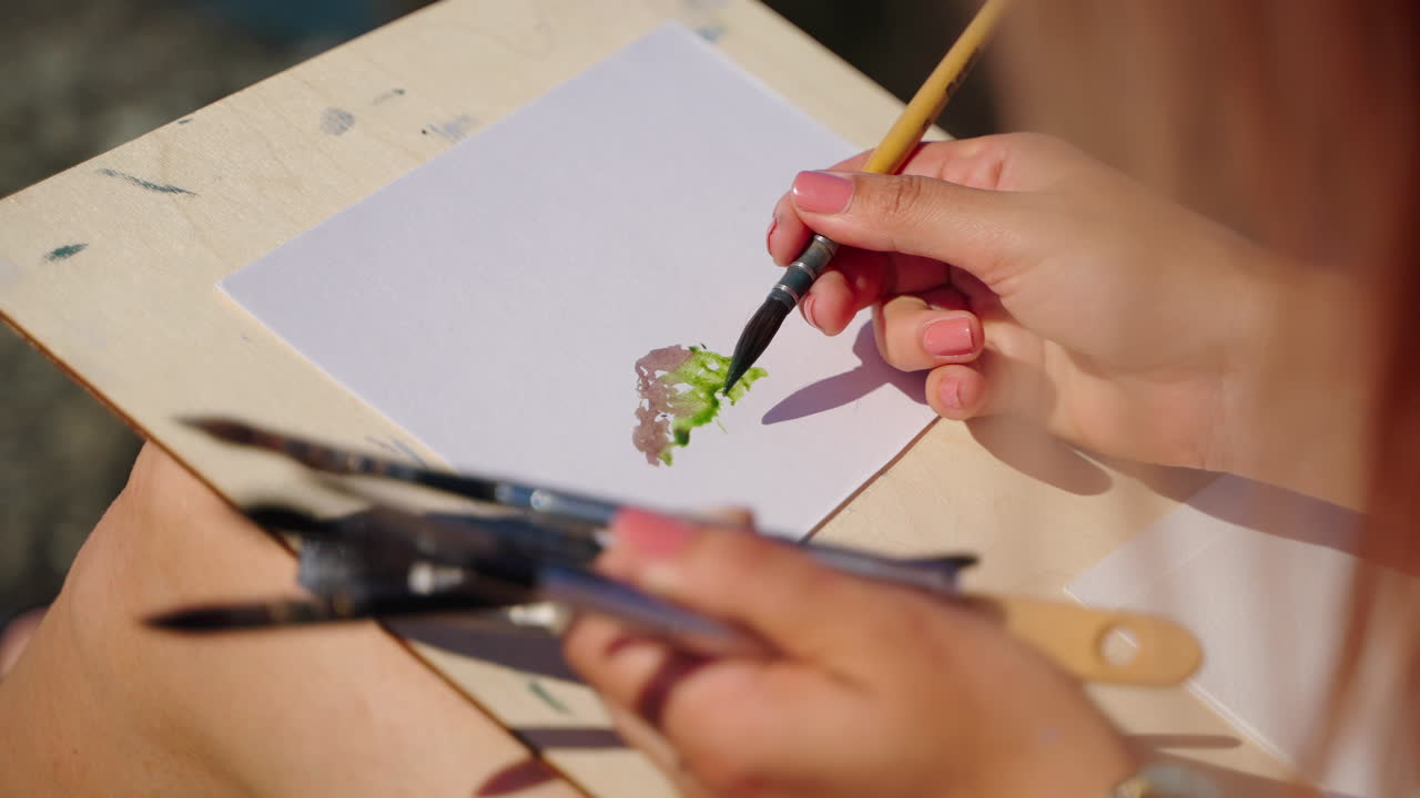mujer pintando al aire libre