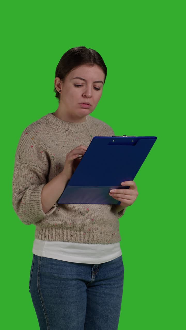 Video verticale: primo piano laterale di adulto in abiti casual che analizza dei documenti su un blocco appunti