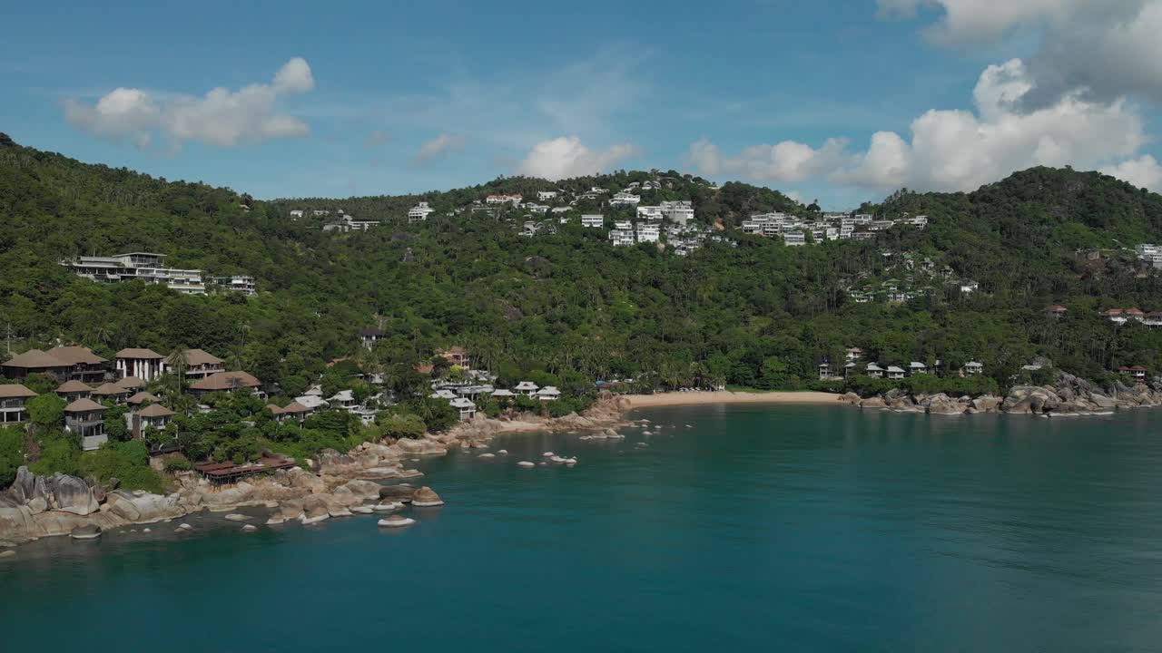 청록색 물 아름다운 바위와 해변이 있는 언덕 위의 고급 리조트