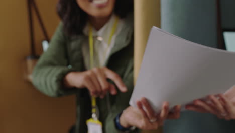jóvenes empresarios creativos trabajando juntos colaborando en proyectos compartiendo datos navegando en línea usando computadoras portátiles haciendo lluvia de ideas en la oficina moderna