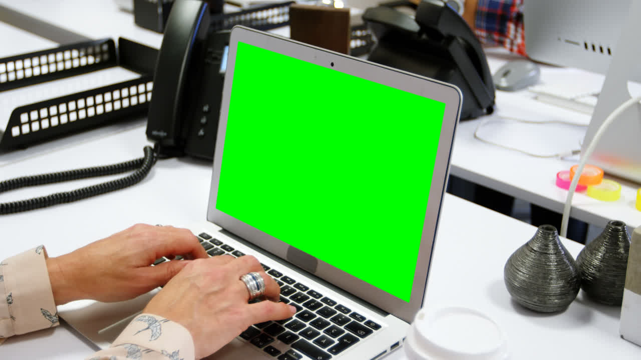 mujer ejecutiva usando computadora portátil en la oficina 4k