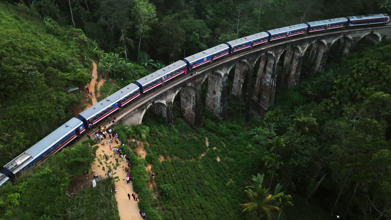Vista aérea alrededor de un tren en el Puente de los Nueve Arcos, en la nublada Sri Lanka, Asia