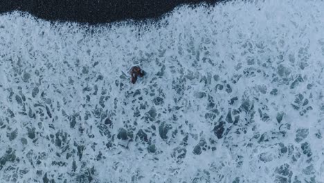 Luftaufnahme-Einer-Drohne-Von-Oben-Nach-Unten,-Zusammenfassung-Des-Shorebreak-Auf-Schwarzen-Felsen-El-Tunco-El-Salvador