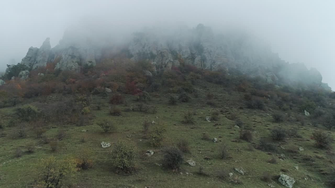 paisaje montañoso brumoso en otoño