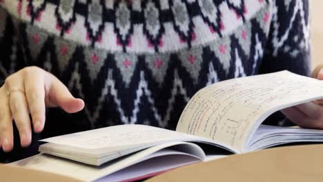 mujer estudiando con un cuaderno