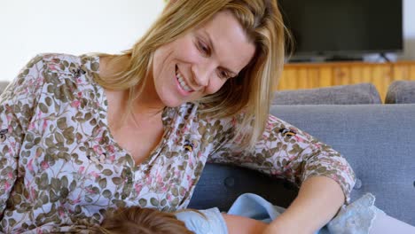 madre jugando con su hija en la sala de estar 4k