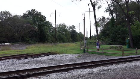 Fahrt-Auf-Einer-Eisenbahn-An-Einigen-Alten-Gebäuden-Vorbei