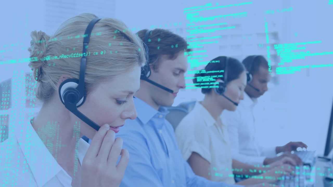 анимация обработки данных над различными деловыми людьми, использующими телефонные наушники