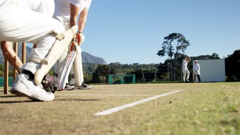 Jugador-De-Bolos-Entregando-Pelota-Durante-El-Partido-De-Cricket