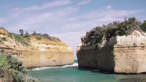 Olas-Rompiendo-Contra-La-Formación-Rocosa-Del-Lago-Y-El-Desfiladero-A-Lo-Largo-De-Great-Ocean-Road,-Victoria,-Australia