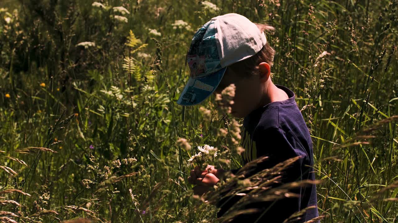 꽃을 들고 있는 에 있는 소년