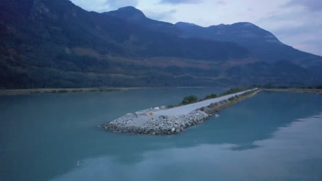 Vista-Aérea-Del-Puerto-Aislado-Remoto-En-El-área-De-Conservación-Restringida-Del-Río-Squamish,-Paisaje-Natural-Escénico-No-Contaminado