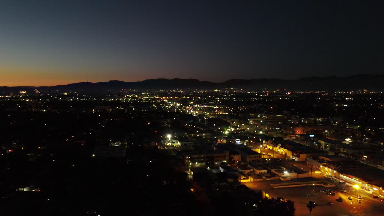 도시 상공에서 터지는 불꽃놀이의 조감도