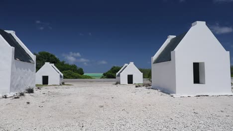 los monumentos y chozas de esclavos de bonaire