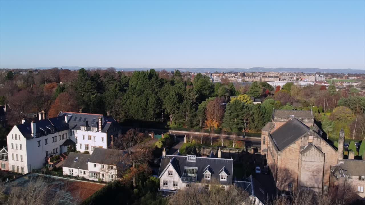 Vista aerea di un paesaggio urbano con alberi ed edifici in Scozia