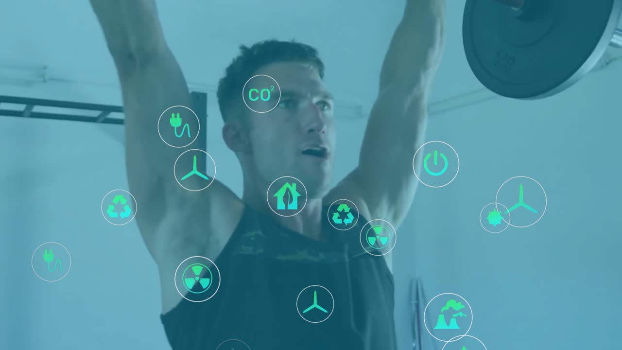 Uomo di mezza età che inizia una pressa con bilanciere in palestra, attivando icone di energia verdi fluttuanti.