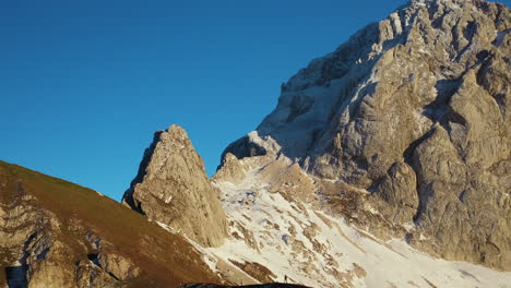 Aufschlussreiche-Filmische-Drohnenaufnahme-Eines-Mannes-In-Den-Julischen-Alpen-Zwischen-Italien-Und-Slowenien