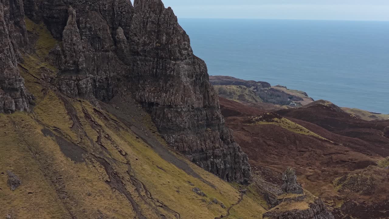 Paesaggio delle formazioni rocciose del Quiraing sull'isola di Skye, ripreso con un'inclinazione verso l'alto