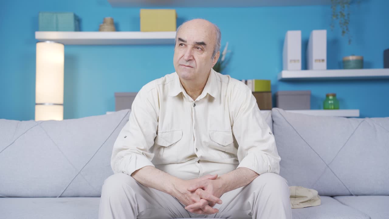 한 노인이 걱정하고, 스트레스를 받고, 문제에 대해 생각하고 있습니다.