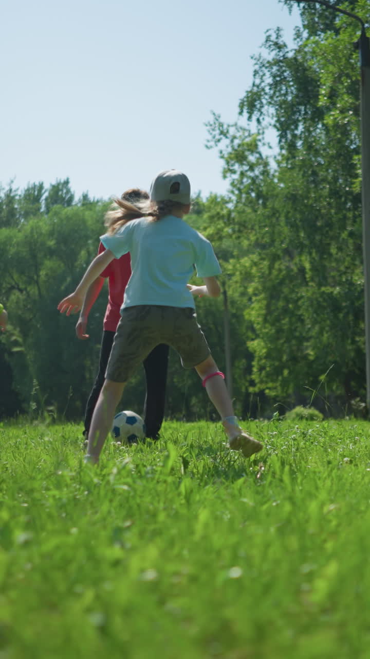 una familia disfruta de un día soleado jugando al fútbol en un campo verde y exuberante, los niños están activamente involucrados, con el abuelo uniéndose