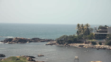 Costa-Rocosa-Con-El-Mar-Azul-En-Calma-Cerca-Del-Histórico-Fuerte-De-Galle,-Galle,-Sri-Lanka