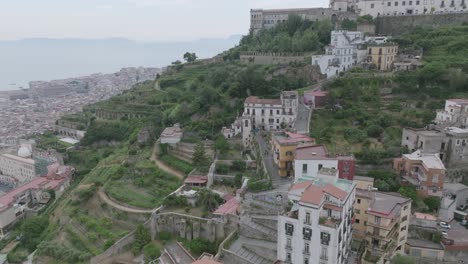 Imágenes-Aéreas-Giratorias-De-La-Escalera-Que-Conduce-A-La-Colina-Hasta-El-Castillo-De-Sant&#39;elmo-En-Nápoles,-Italia