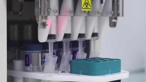 proceso de análisis médico automatizado jeringas levantar y bombear muestras de análisis humano separando el exceso de células en el laboratorio de oncología
