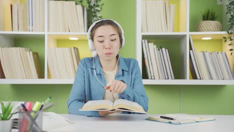 asian teenage girl talking, talking, giving information while looking at camera.
