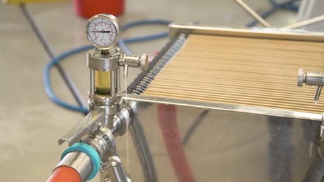 equipo de cervecería de medidor de presión goteando con condensación y cerveza
