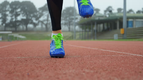 Unterer-Abschnitt-Einer-Sportlerin,-Die-Auf-Einer-Laufstrecke-4k-Trainiert