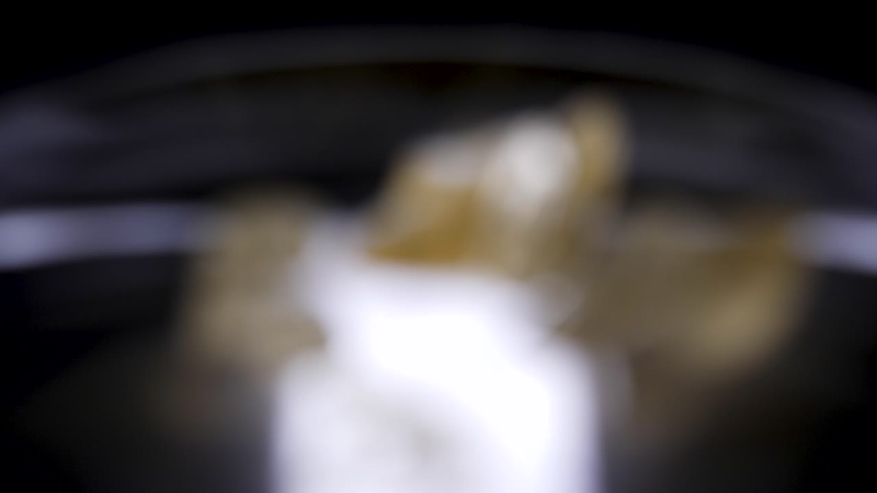 vista de cerca de los cristales amarillos en una diapositiva de vidrio