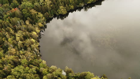 Drohnenaufnahmen-Von-Wolkenreflexionen-Auf-Dem-See