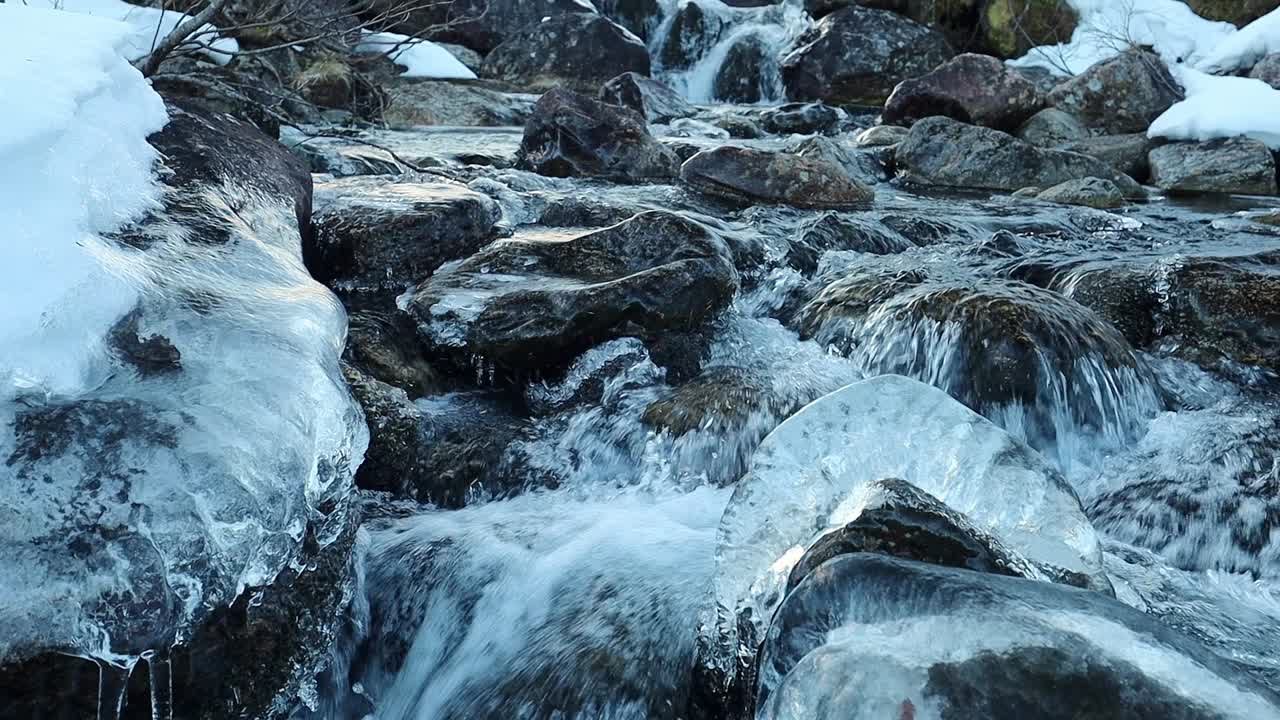 Fiume montano ghiacciato nella valle di Venjesdalen in Norvegia