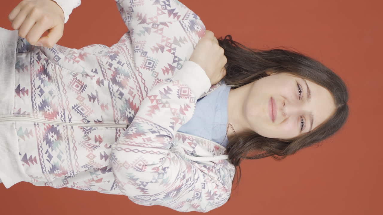 어깨 통증이 있는 젊은 여성의 수직 비디오.