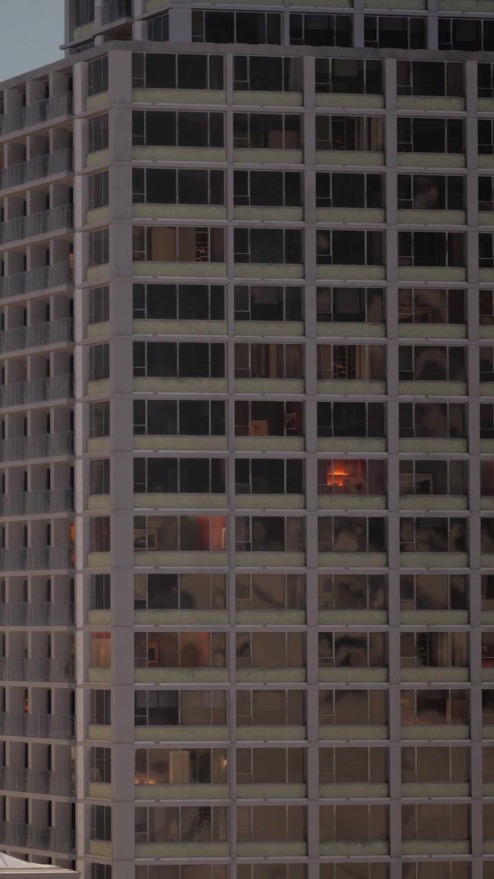 Fuego visto a través de las ventanas de un edificio alto por la noche