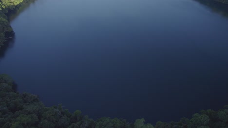 üppiger-Regenwald-Rund-Um-Den-Lake-Eacham-Auf-Dem-Atherton-Tableland-Von-Queensland-In-Australien