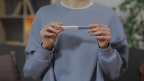 mujer con una prueba de embarazo