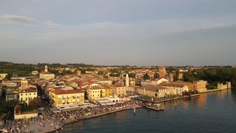 volando un avión no tripulado sobre un mercado lleno de gente en lazise, italia