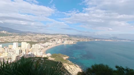 Camine-Hasta-El-Túnel-En-La-Roca-Pinon-De-Ifac-En-Calpe-España-Con-Vistas-A-La-Ciudad