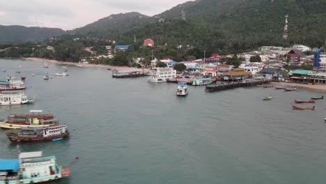 Luftaufnahme-Von-Booten,-Die-Am-Koh-Tao-Pier-Festgemacht-Und-Angedockt-Haben