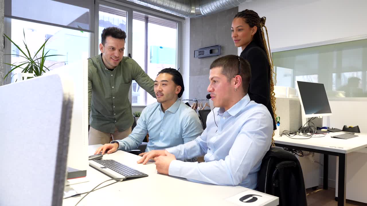 Colaboración en equipo en la oficina moderna