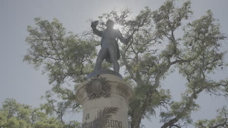 low angle slowmotion shot of the monument of marshal antonio jose de sucre in plaza 25 de mayo sucre bolivia log