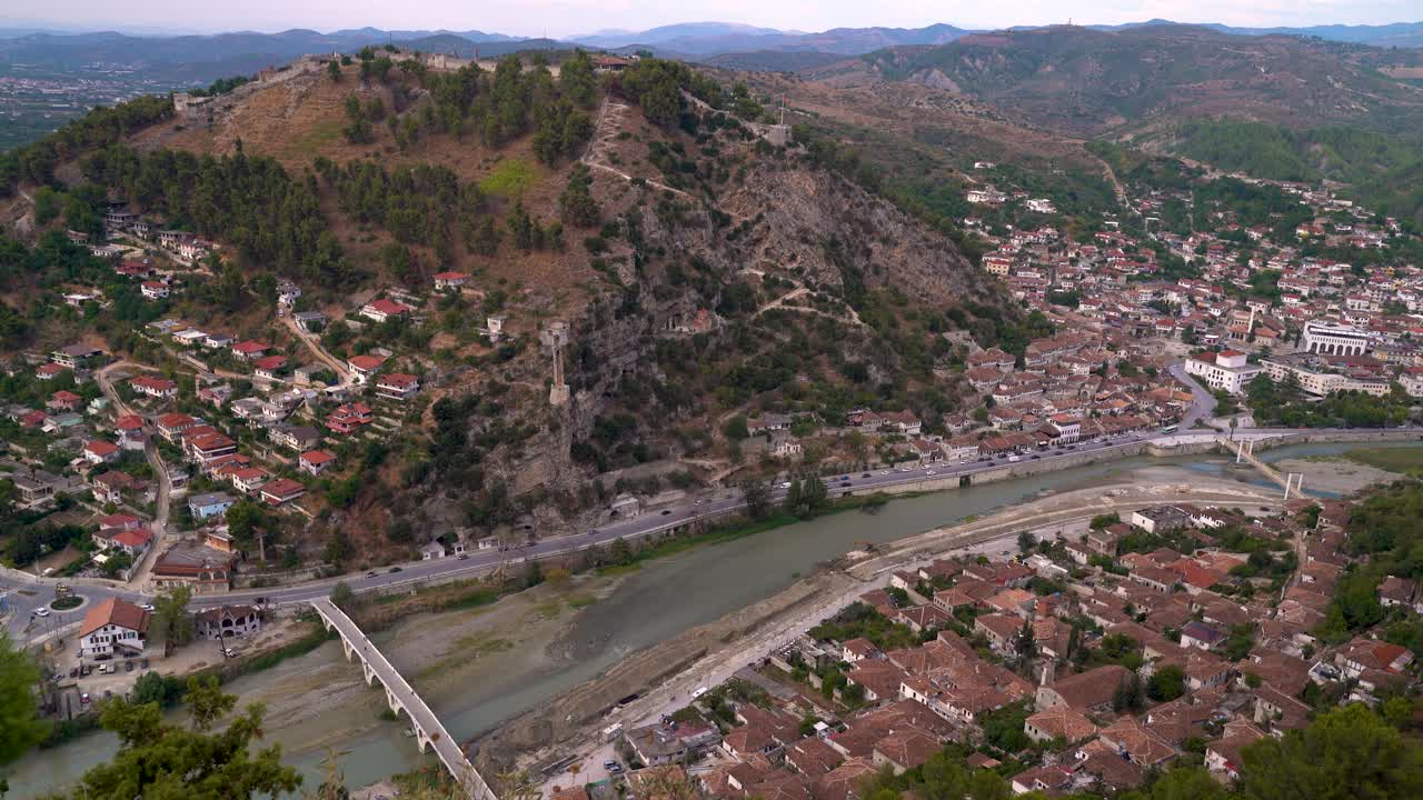 hermosa vista panorámica sobre el sitio del patrimonio mundial de berat en albania, europa