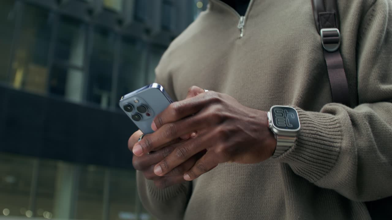 hombre usando un teléfono inteligente en la ciudad