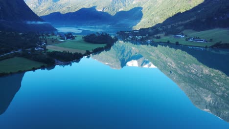 Lago-Glaciar-Oldevatnet-En-Noruega.-Imágenes-De-Drones