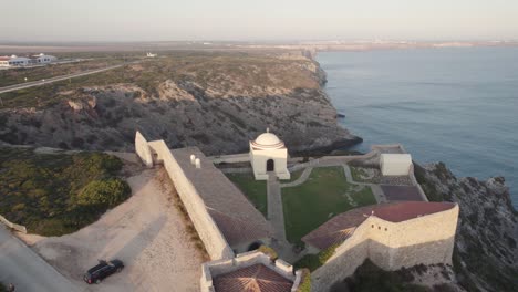 Fliegen-Sie-über-Die-Festung-Von-Santo-Antonio-De-Belixe,-Algarve