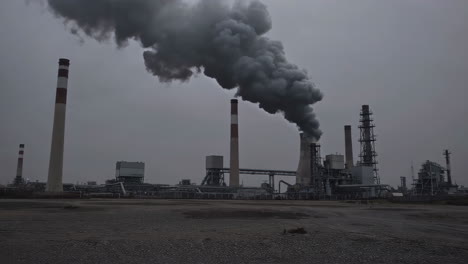instalación industrial con emisiones de humo