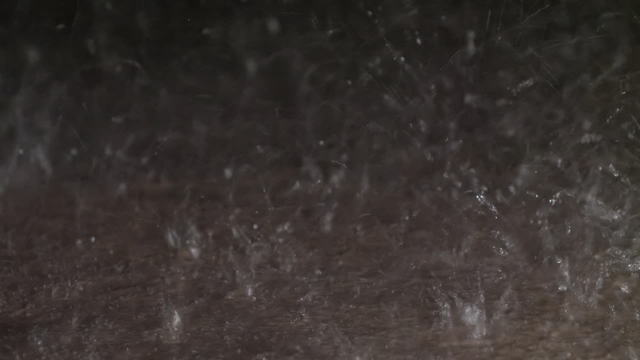 강우 폭풍 을 겪으면서 콘크리트 보행길 에 물 이 부히고 있다