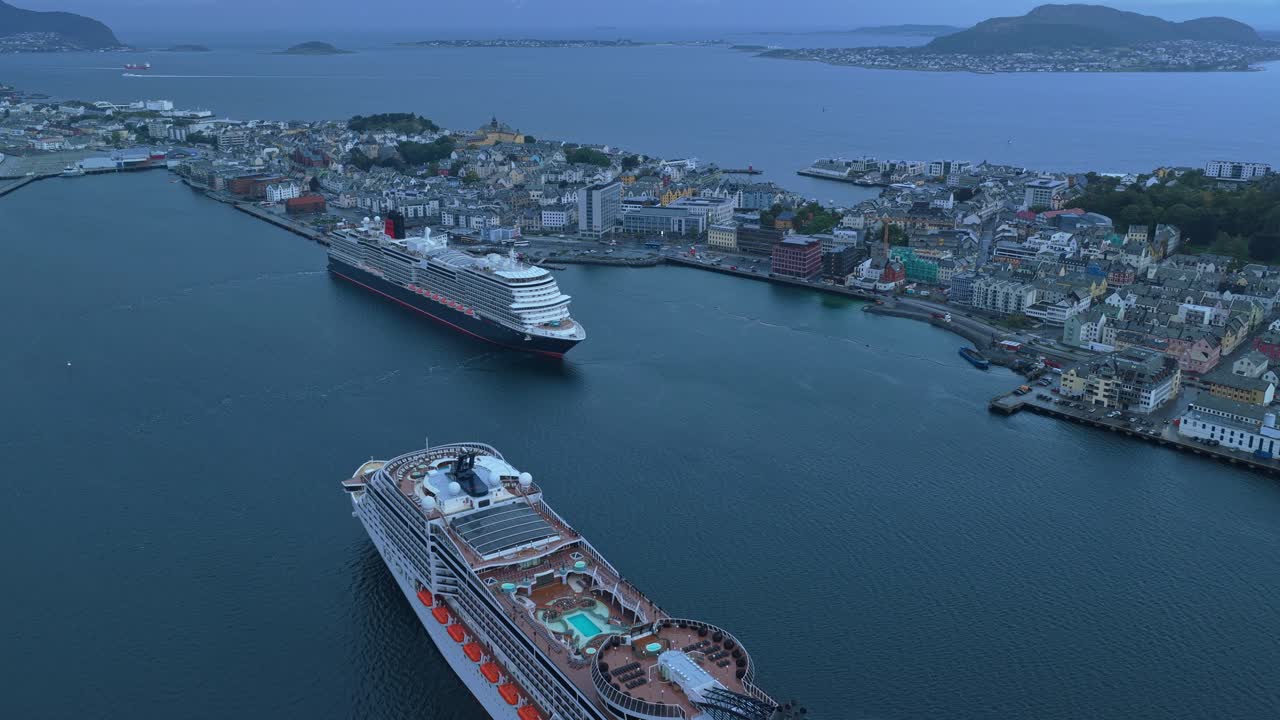 Krydstogtskib for anker nær Ålesunds havnefront, set fra drone ovenfra